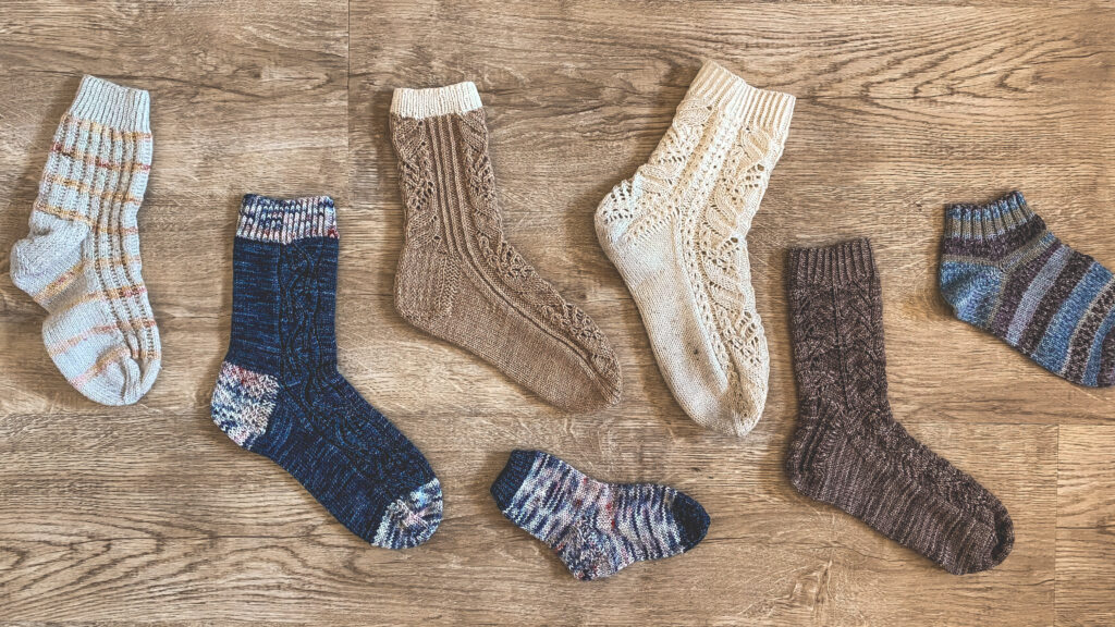 Socken in verschiedenen Farben, Mustern und Größen nebneinander