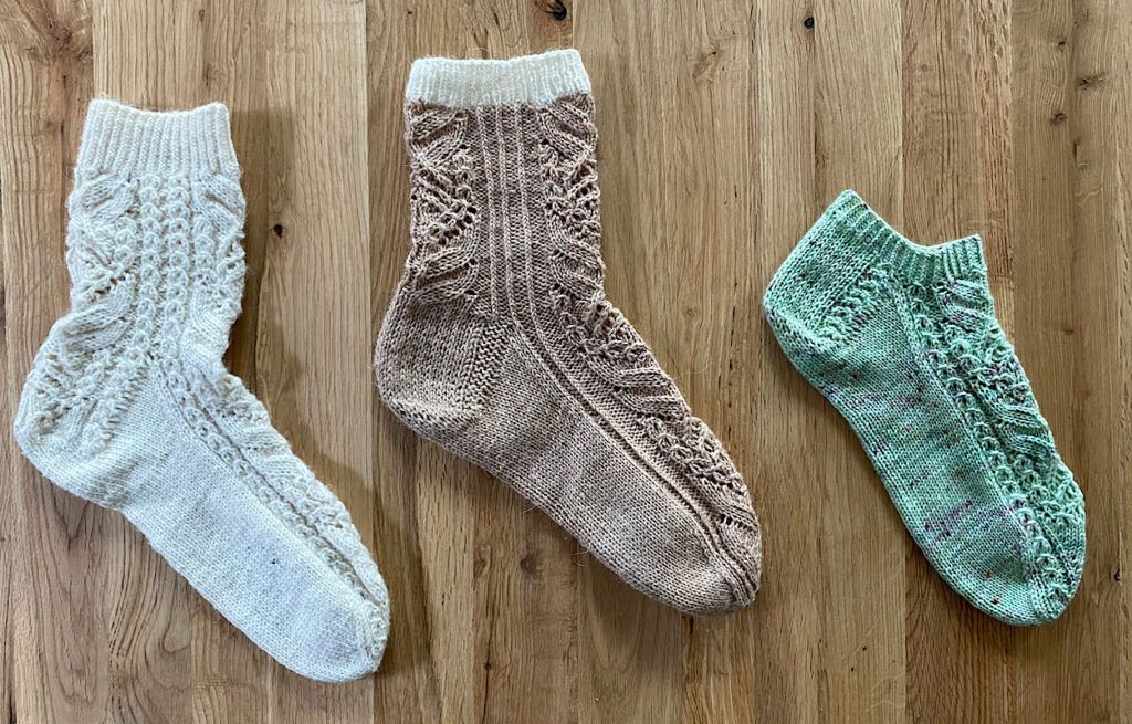 3 Socken in verschieden Farben nebeneinander