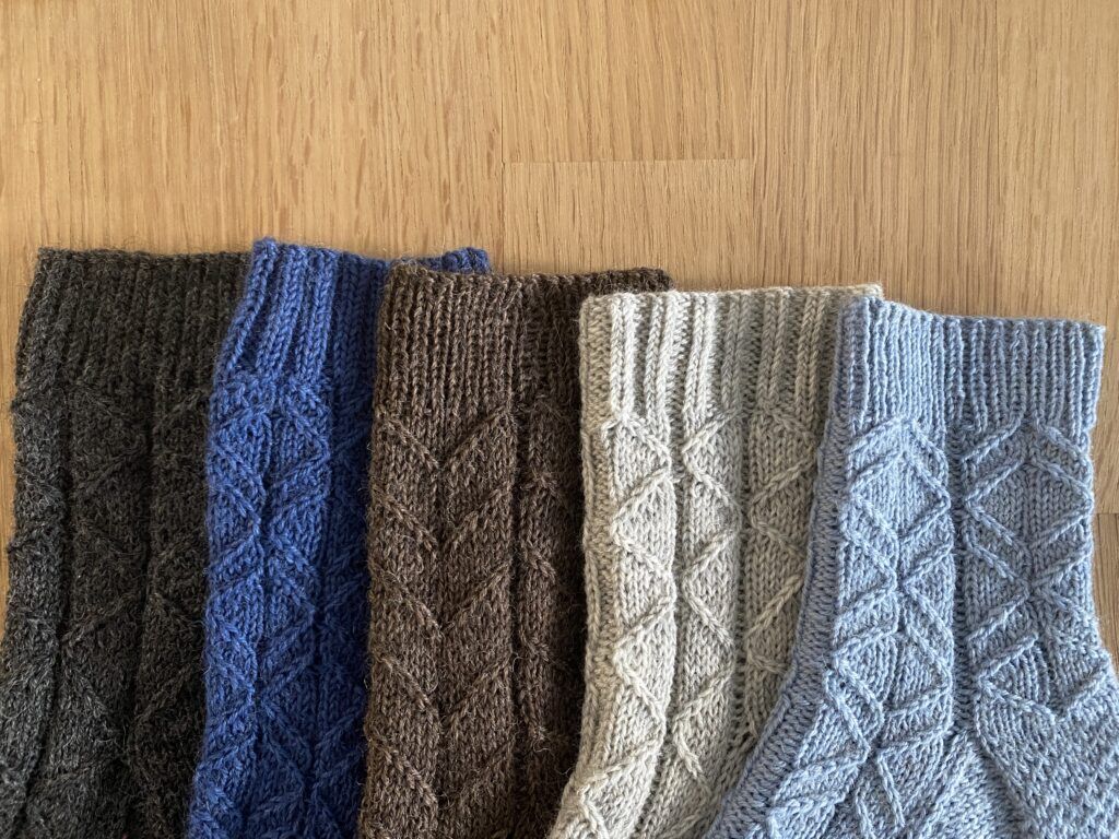5 Socken in verschiedenen Farben mit Strukturmustern